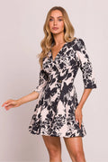 robe jour élégante imprimée floral noir beige manches troisquarts coupe trapèze taille cintrée décolleté V jupe évasée bouton doré