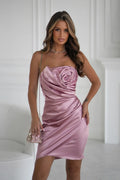 robe courte moulante satin brillant rose poudré fines bretelles chaîne rosette drapée buste coupe ajustée cintrée fronces latérales ourlet asymétrique