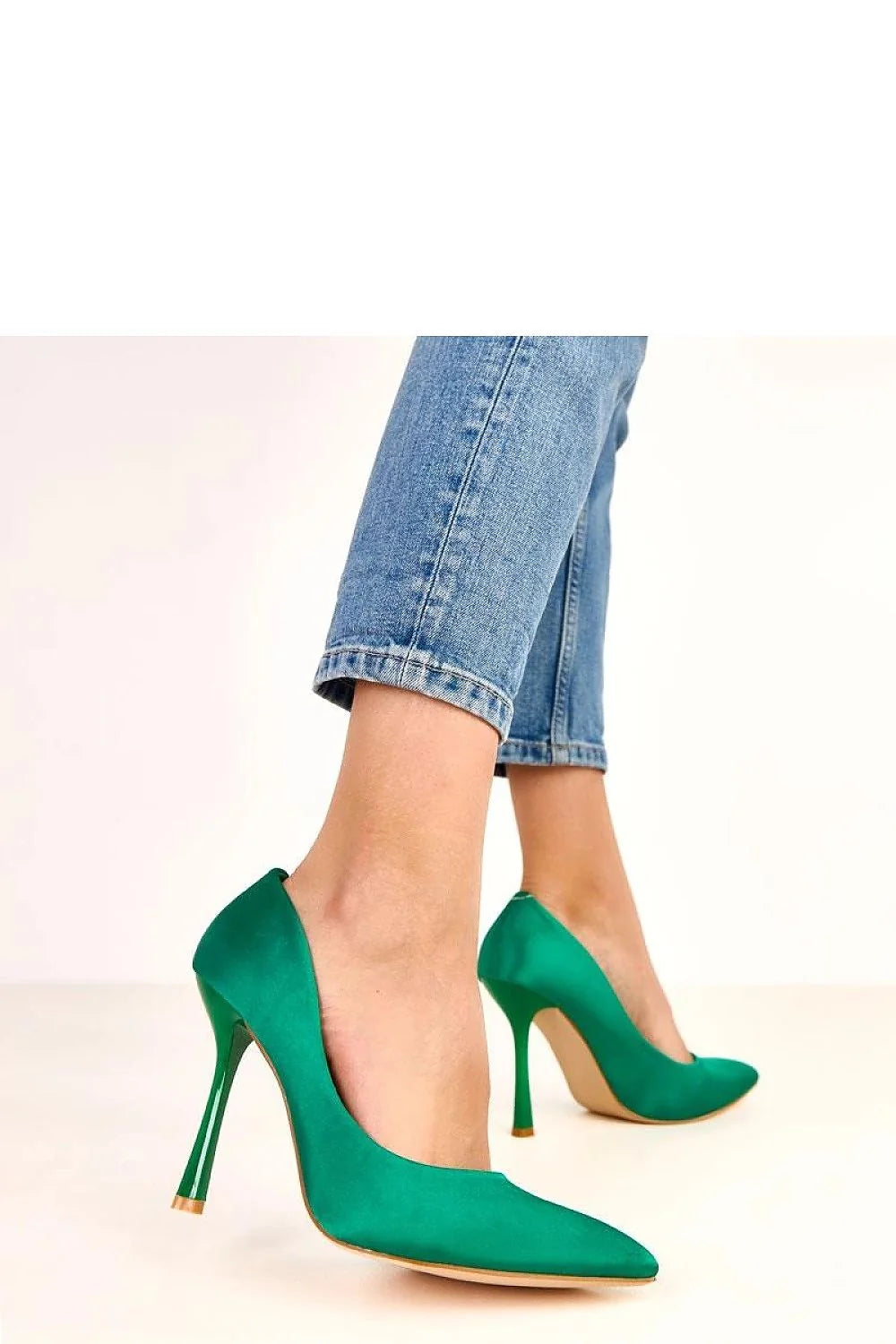 escarpins satin vert émeraude talon aiguille 11 cm bout pointu semelle beige slipon fermé silhouette effilée soirée cérémonie brillant sophistiqué