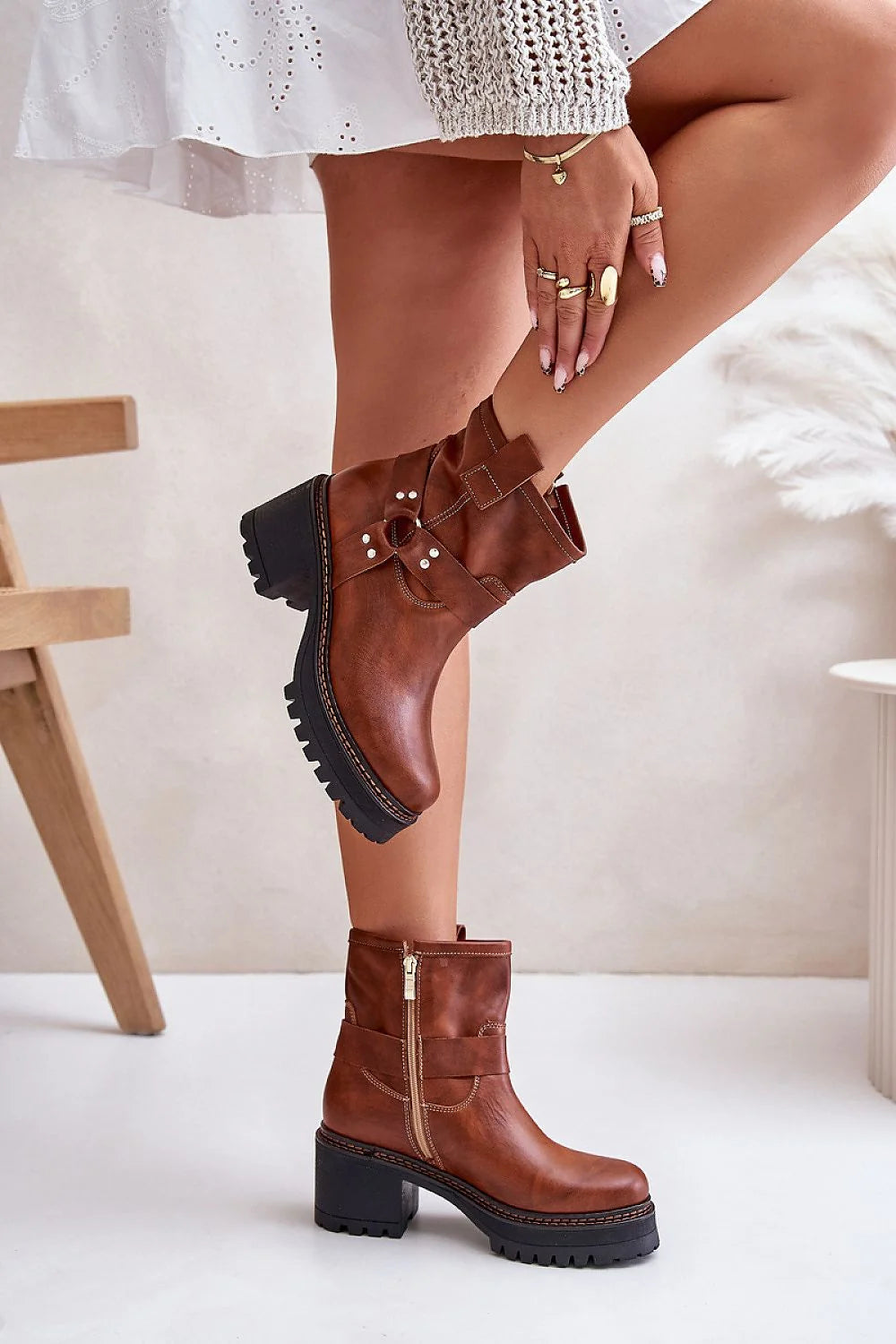 Bottines à talon épaud et tige haute en cuir brun cognac, style chic et casual, semelle crantée, fermeture éclair, sangles décoratives, confort et stabilité, idéales pour l'automne