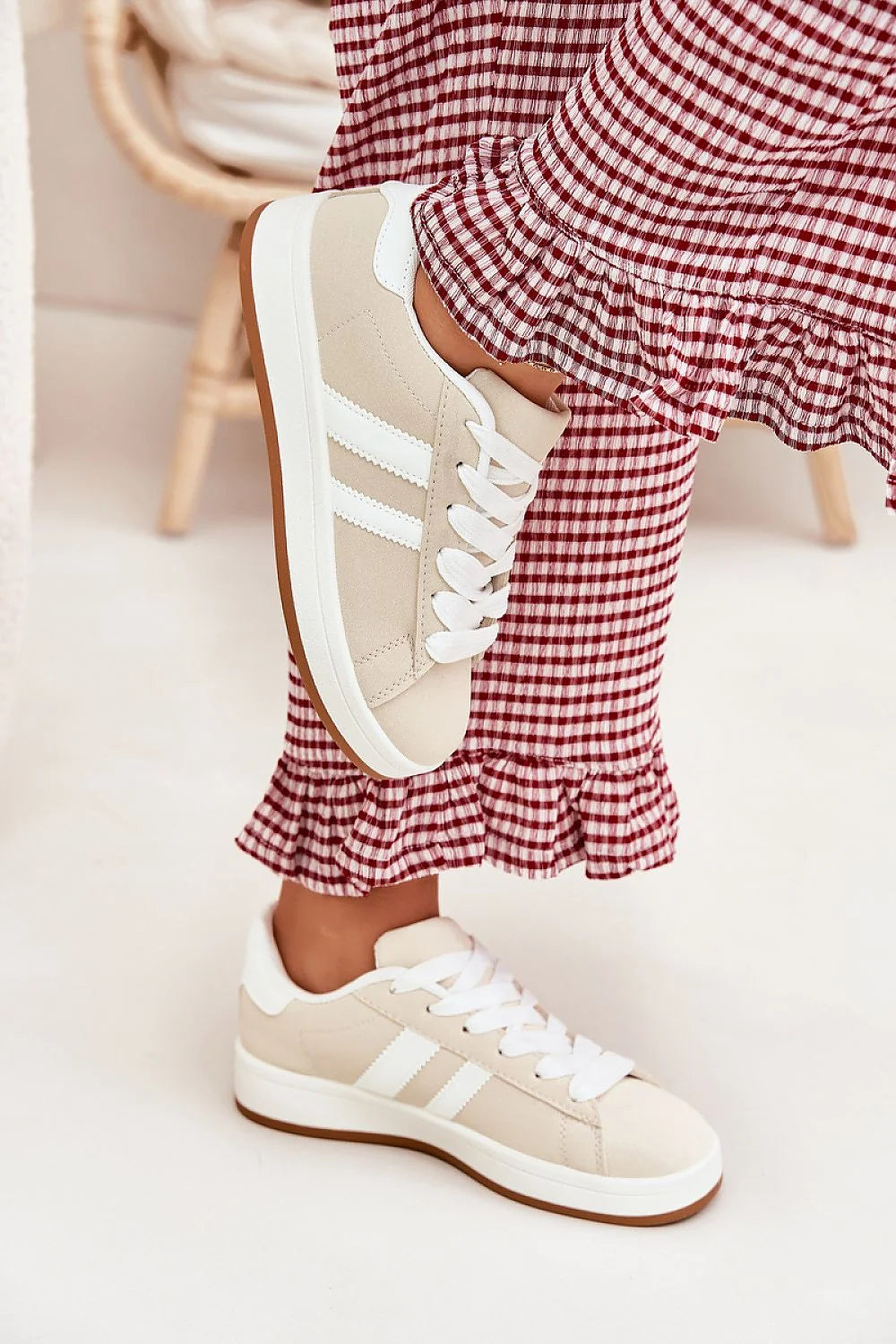 Chaussures de sport pour femmes en cuir artificiel style décontracté beige clair semelle blanche lacées confortable
