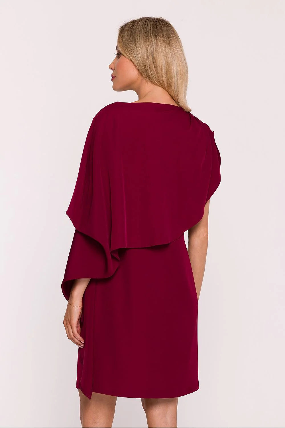 robe soirée cocktail courte bordeaux cape asymétrique drapée manches cascade crêpe lisse brillante subtile élégante ajustée silhouette féminine confortable polonaise