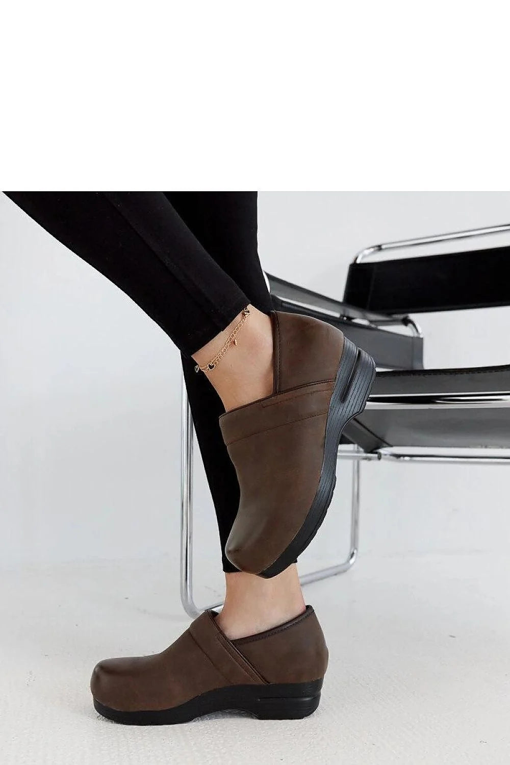 Chaussures pour femmes style sabot couleur marron chaîne dorée confortable élégance quotidienne mode moderne