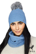 Ensemble hiver Kamea pour femme bonnet snood tricot bleu clair pompon fourrure argenté style moderne intemporel