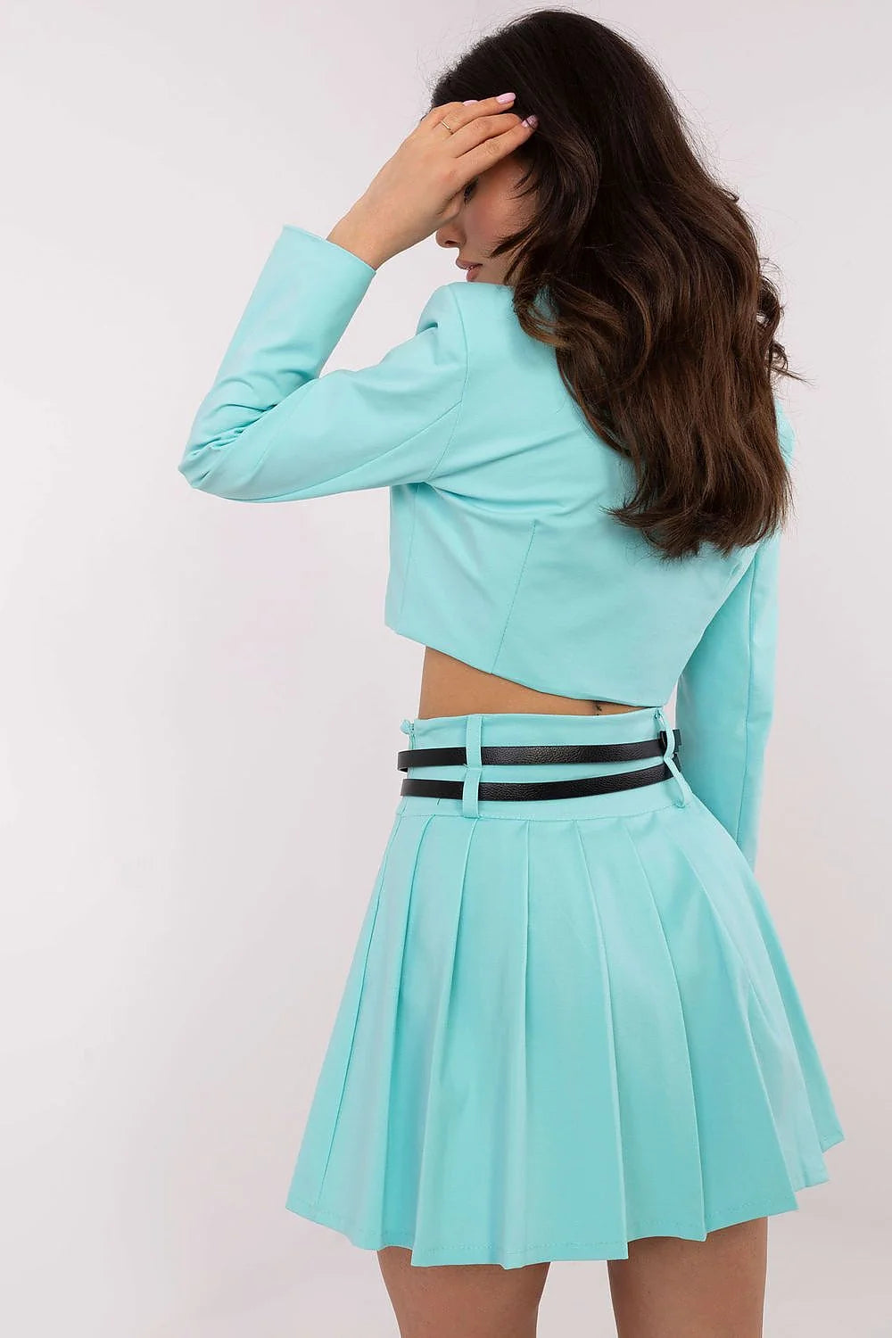 Jeu coordonné féminin Blazer court Jupe plissée Bleu clair Taille ajustable Matière polyester Finitions élégantes Mode moderne Occasions multiples