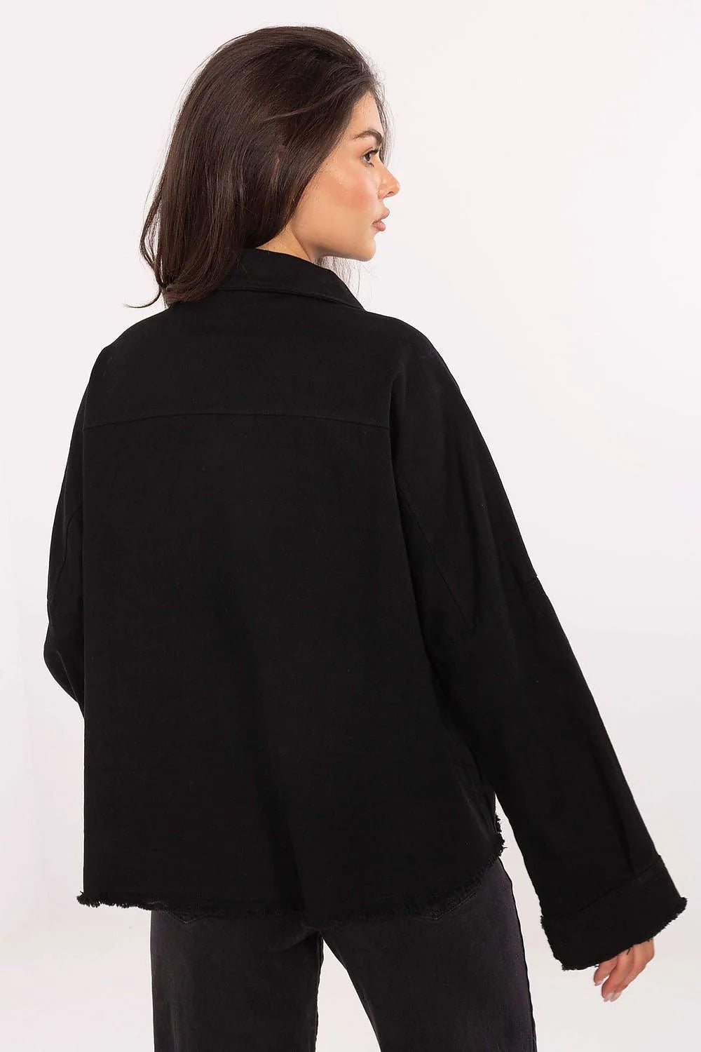 chemise jean femme denim noir washed shacket oversize boxy courte manches longues col boutonnée poches poitrine rabat effilochées