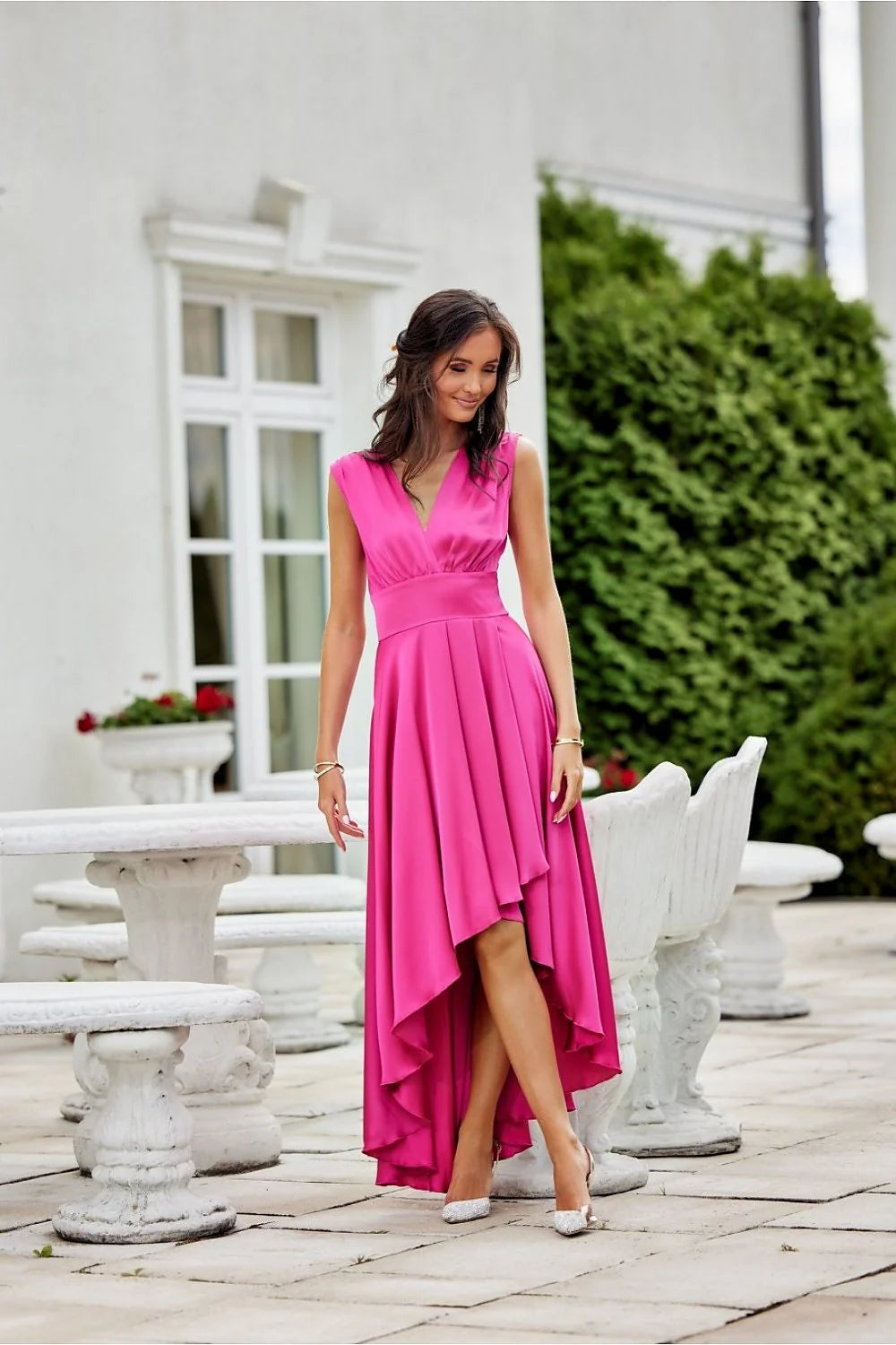 Robe de soirée asymétrique longue couleur rose vif en satin fluide style moderne épaules plissées taille ajustable femme