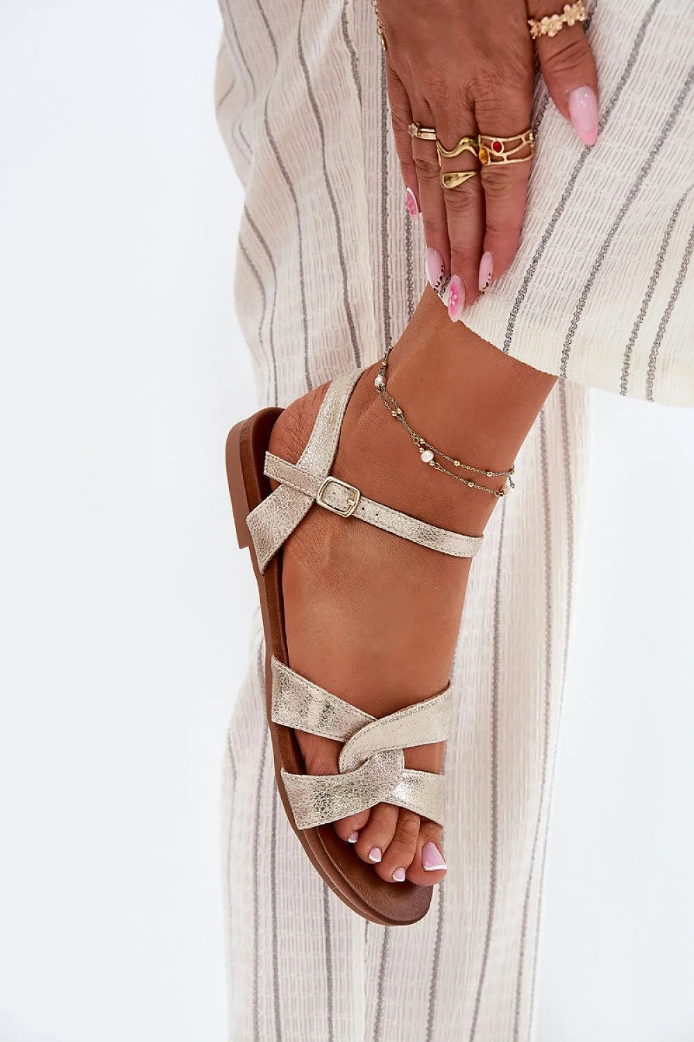sandales féminines élégantes plates brides croisées dorées simili cuir métallisé champagne boucle cheville réglable semelle marron rembourrée confortable estivale minimaliste