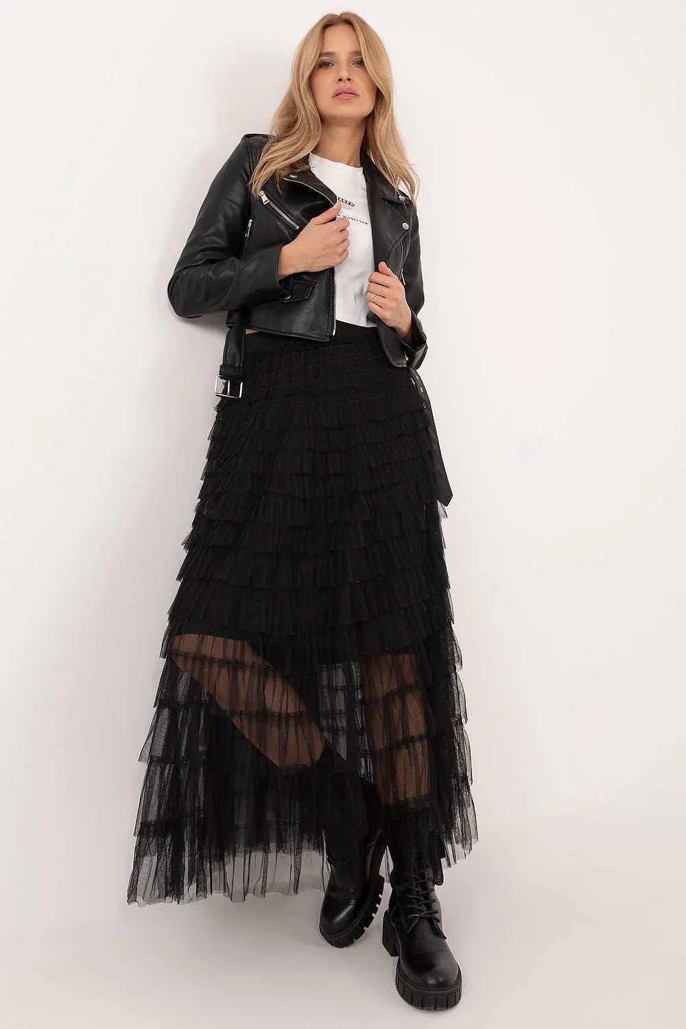 Jupe longue en tulle noir asymétrique avec veste en cuir biker blouson zip et t-shirt blanc graphic