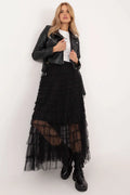 Jupe longue en tulle noir asymétrique avec veste en cuir biker blouson zip et t-shirt blanc graphic