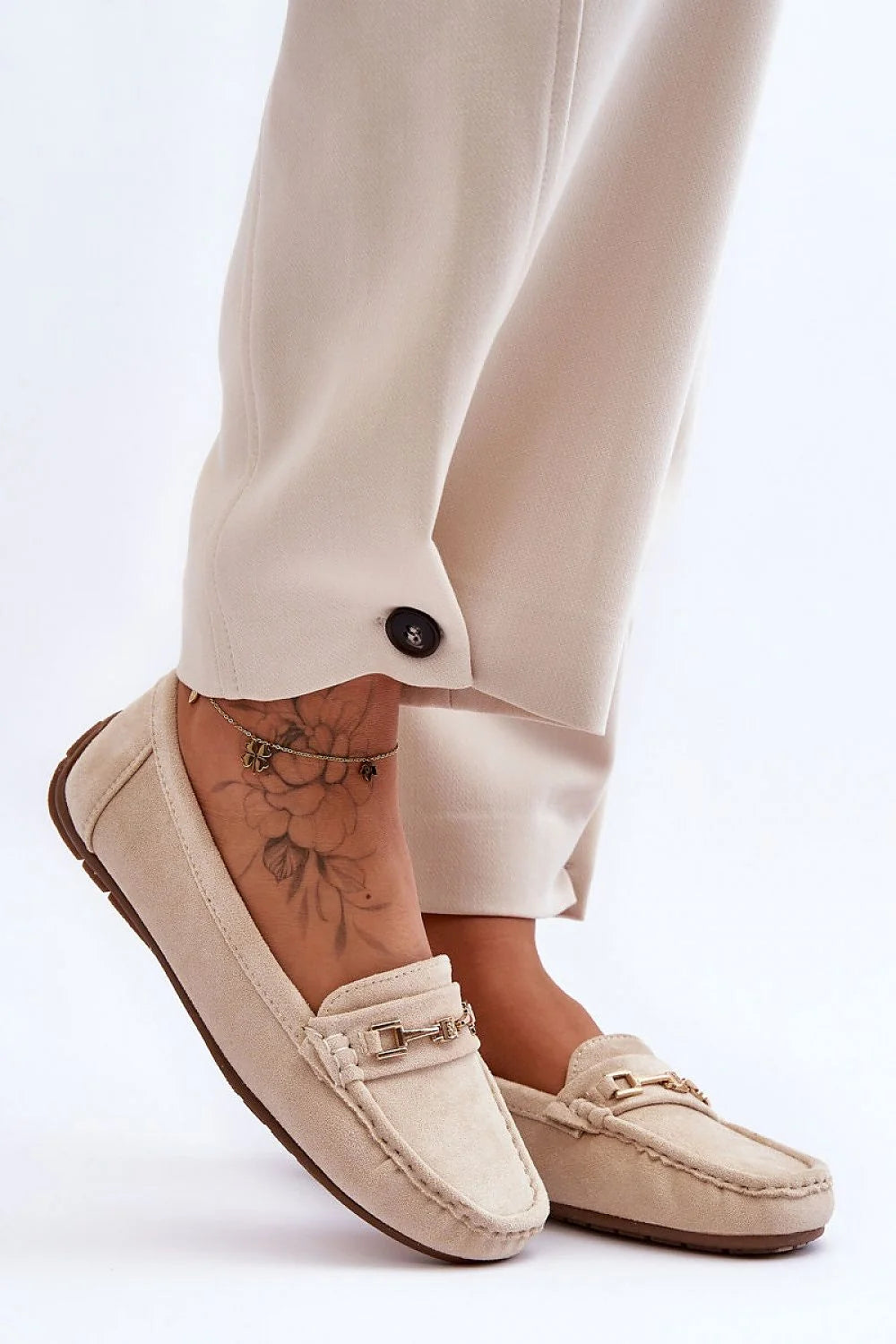 Mocassins femmes design élégant classique tige daim beige finitions métalliques dorées motif géométrique taille ajustable confortable occasion quotidienne formelle
