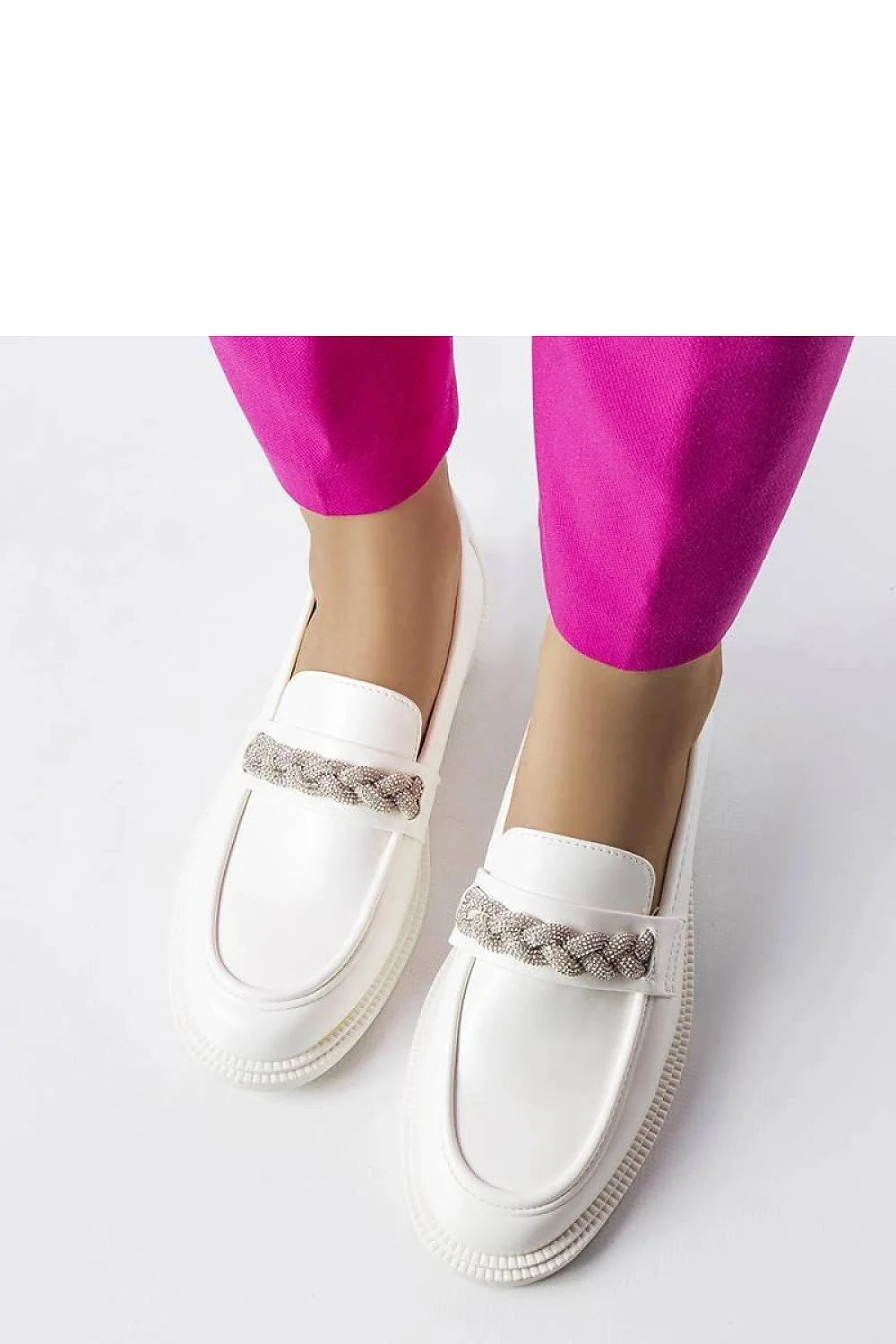 Mocassins blancs femme cuir écologique design élégant détails métalliques tassels argentés semelles synthétiques confortables occasion quotidienne soirées été