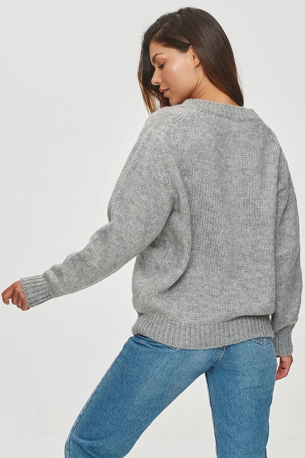 Chandail pour femme en maille douce couleur grise claire encolure en V manches longues amples poignets côtelés coupe ample saison froide