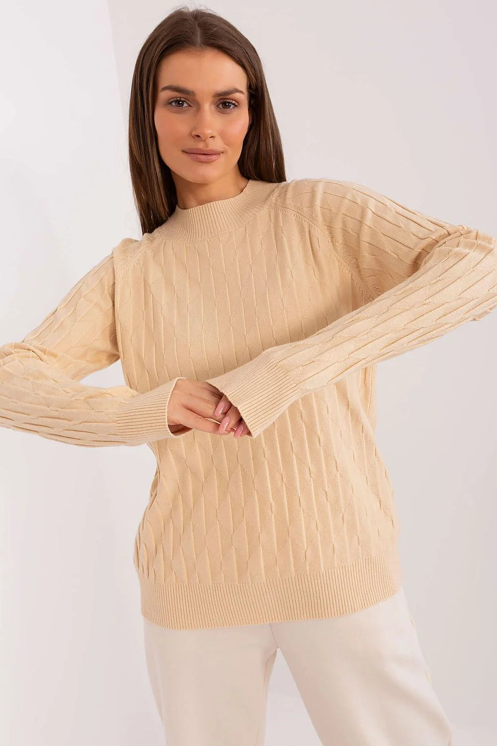 pull femme tricoté torsadé beige clair manches longues col rond bords côtes maille fine coupe droite longueur hanche douce chaude