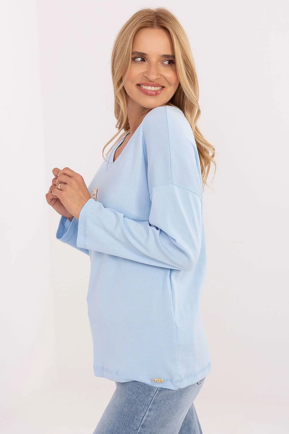pull femme col V manches longues maille jersey légère bleu ciel droite oversize hanches épaules tombantes écusson écru coton élasthanne