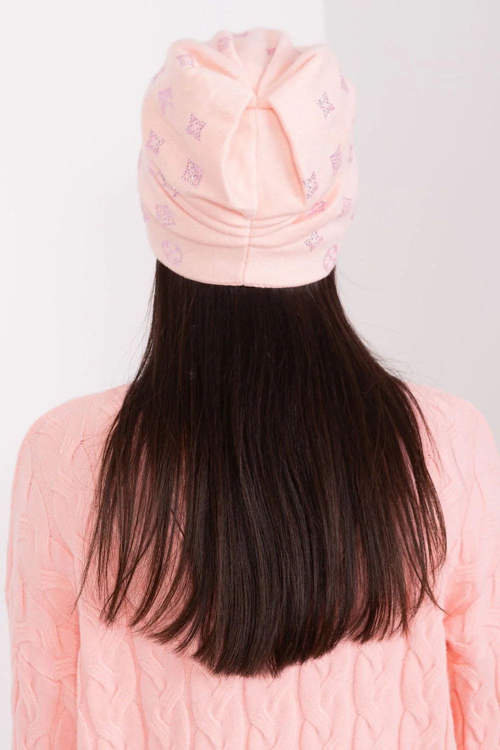 Bonnet et pull en cachemire rose pastel motif jacquard style féminin hiver élégant pour femme