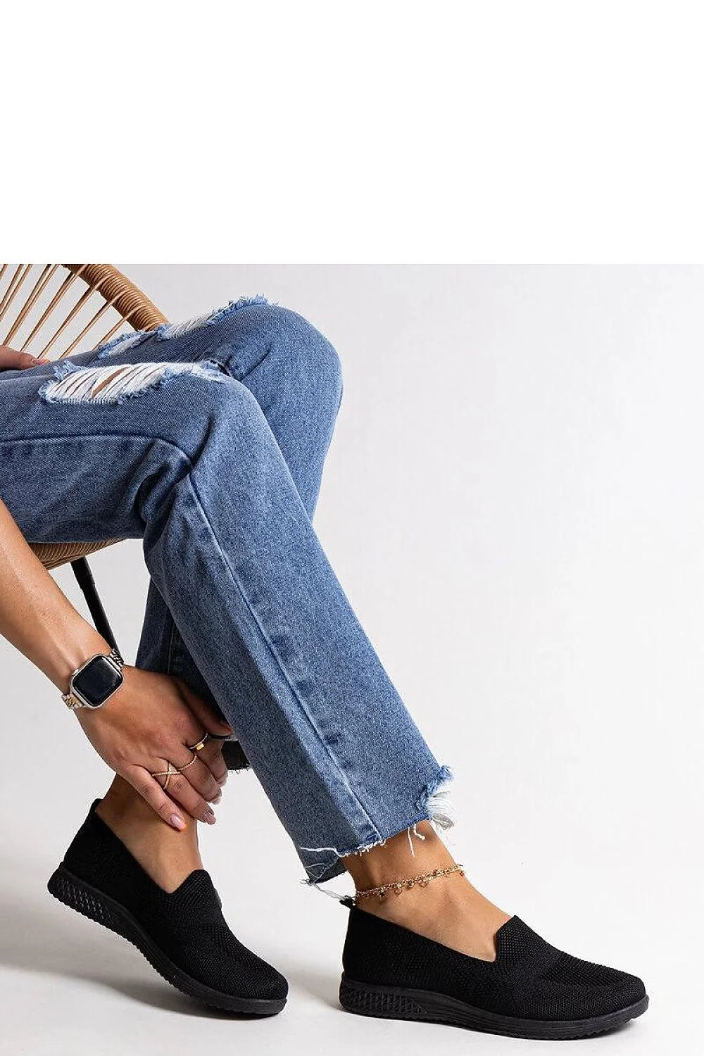 Pantalon casual droit en denim déchiré, baskets sans lacets en maille noire, tenue urbaine décontractée pour femme