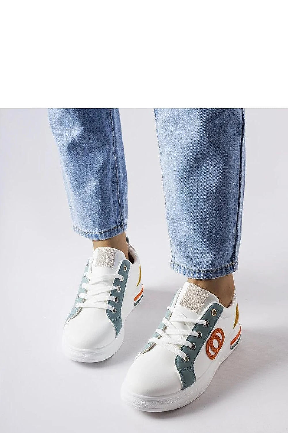Chaussures de sport pour femme design moderne couleur blanche et bleu clair baskets à lacets semelle épaisse confortable style sport chic