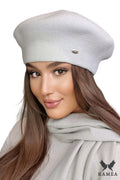 Béret élégant pour femme en laine acrylique, gris pâle, logo métal, style classique, ajustement parfait, accessoire mode automne hiver