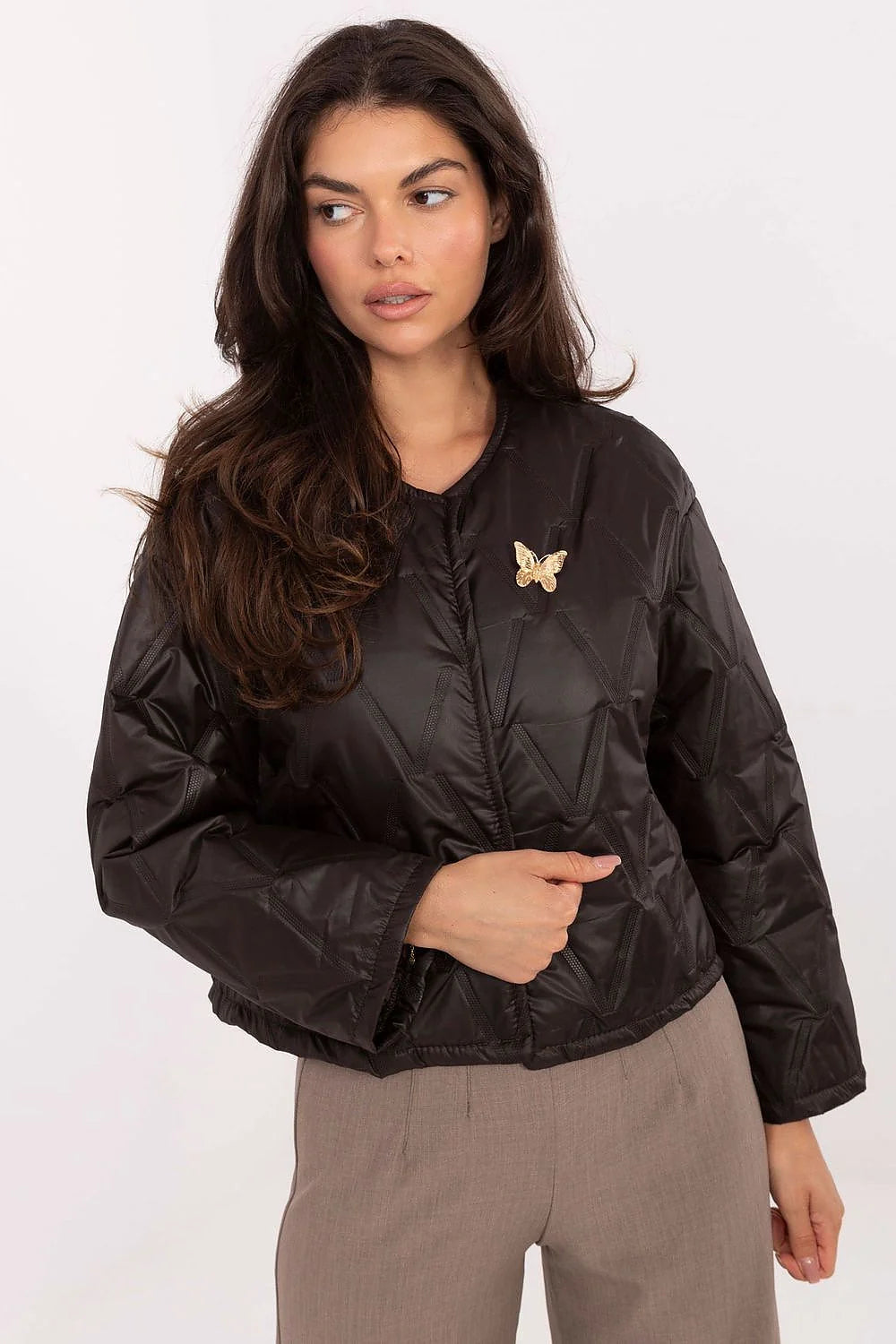 veste matelassée femme courte doudoune légère boxy col rond manches longues satinée noir motif géométrique chevrons broche papillon dorée urbaine