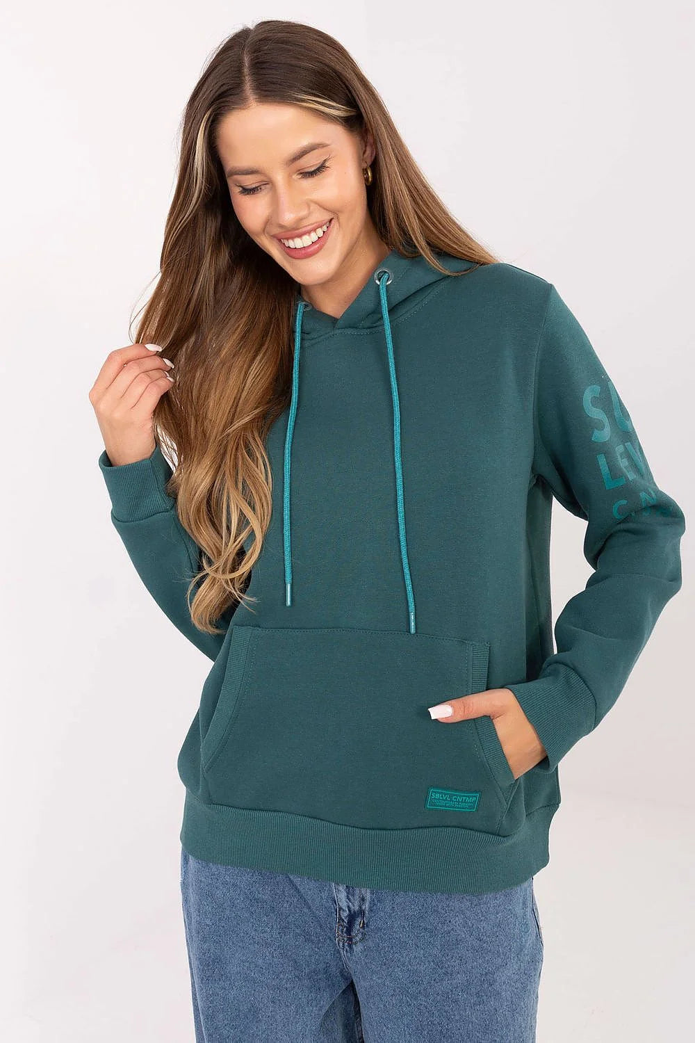 sweatshirt femme capuche oversize poche kangourou maille epaisse vert sapin cordons turquoise contrastants lettrage tonal logo patch coton polyester confortable