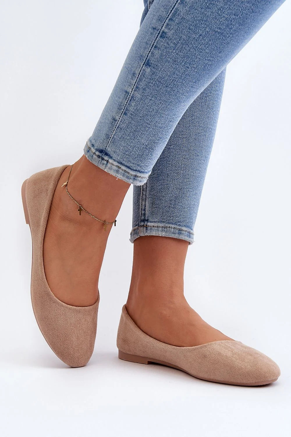 ballerines féminines élégantes minimalistes suédine beige confortables semelle intérieure cuir naturel douce veloutée bout rond coupe basse silhouette épurée raffinée