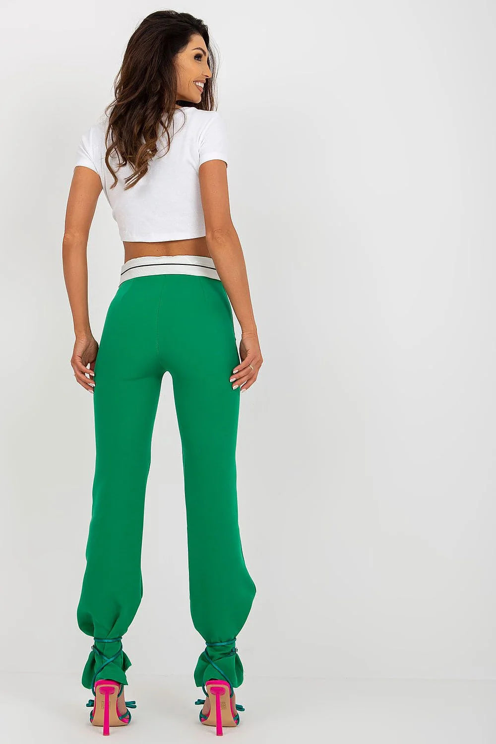Pantalon femme taille haute vert vif crop top accessoires mode italienne élégance contemporaine