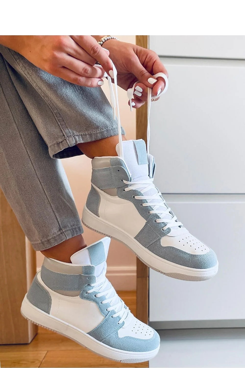 Baskets montantes Inello femmes style moderne tendance couleur bleu clair blanc similicuir perforations confort