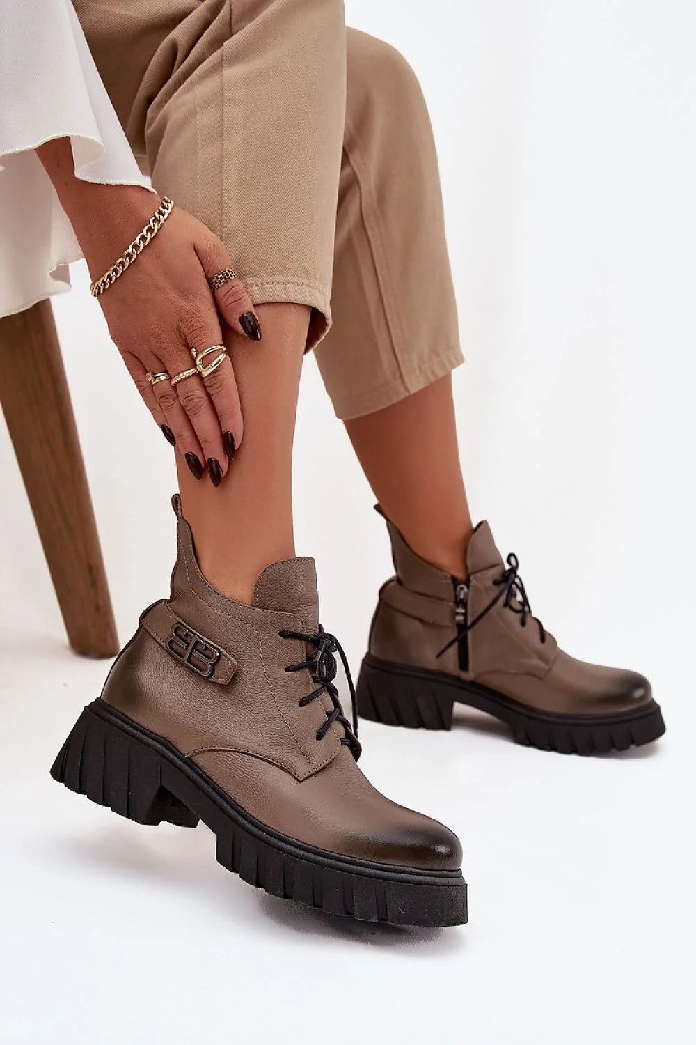 bottines femme cuir naturel grainé taupe bout rond lacets zip latéral bride boucle décorative semelle plateforme crantée noire doublure feutre