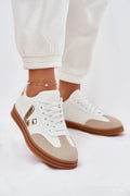 Chaussures de sport Step in style pour femmes, design moderne épuré, cuir artificiel, semelle confortable, style casual, baskets basses, lacets blancs, logo doré, double bracelet perlé, beige et blanc
