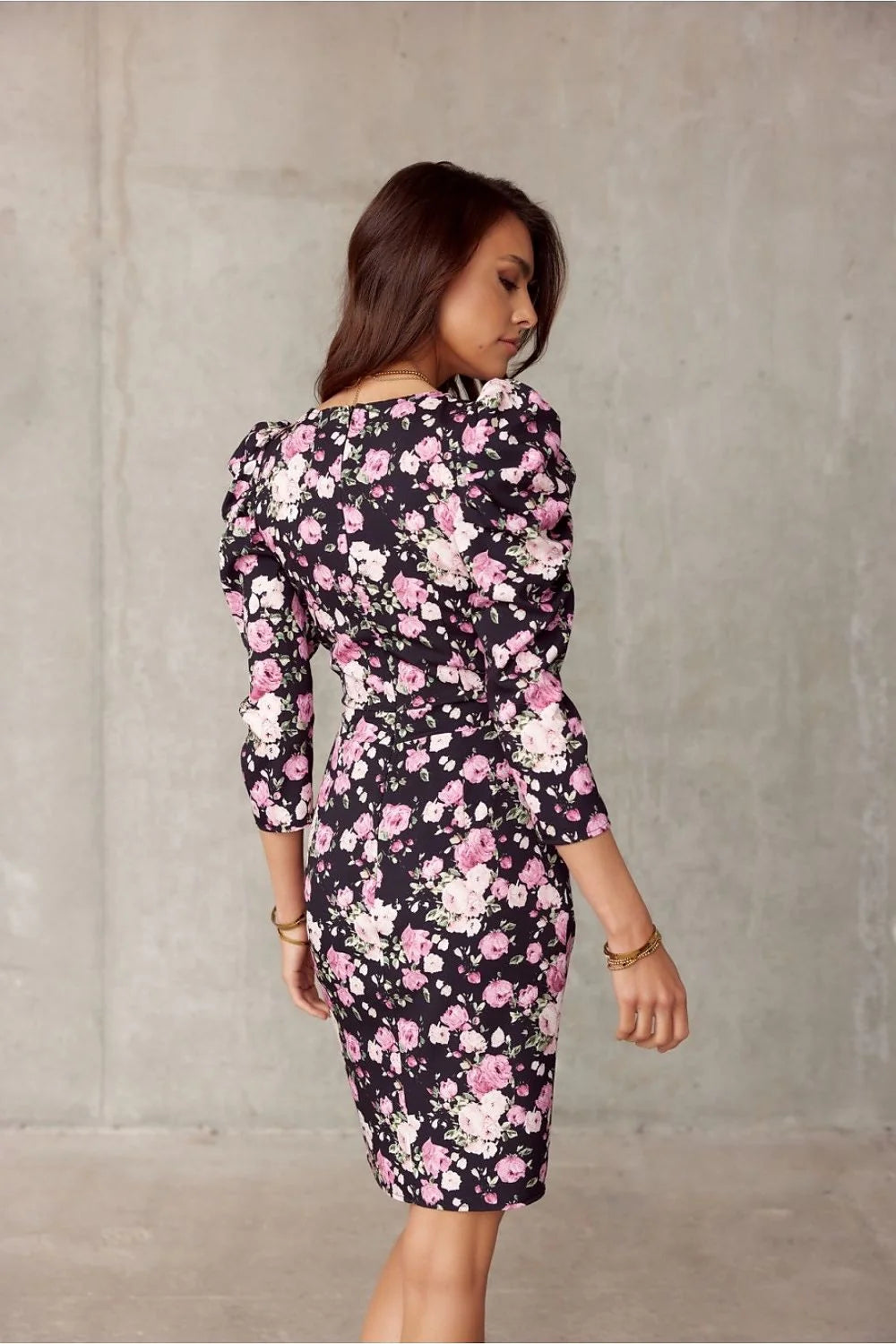 robe fourreau midi floral noir roses blanches encolure V cintrée manches troisquarts bouffantes épaules stretch légère élégante sophistiquée RocoFashion