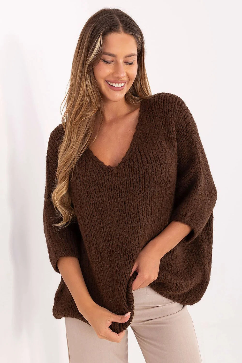 pull femme oversize grosse maille marron chocolat col V profond epaules tombantes manches troisquarts coupe ample longueur hanches