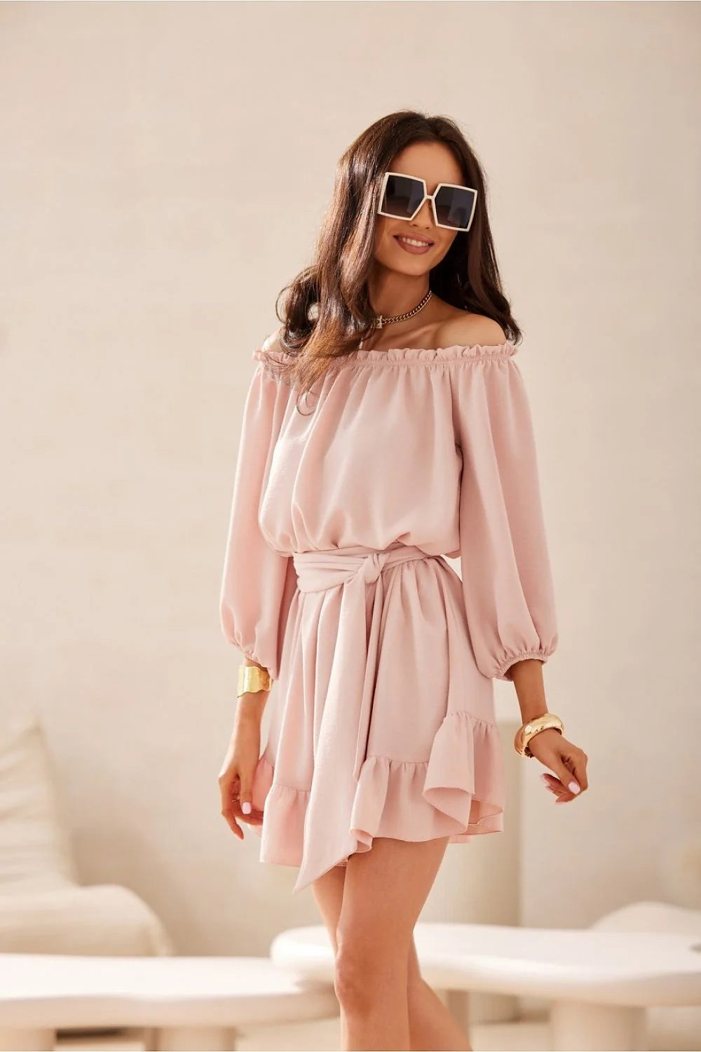 robe Giulia mini bardot épaules dénudées manches bouffantes mi longues taille marquée ceinture nouée jupe évasée volantée asymétrique rose poudré