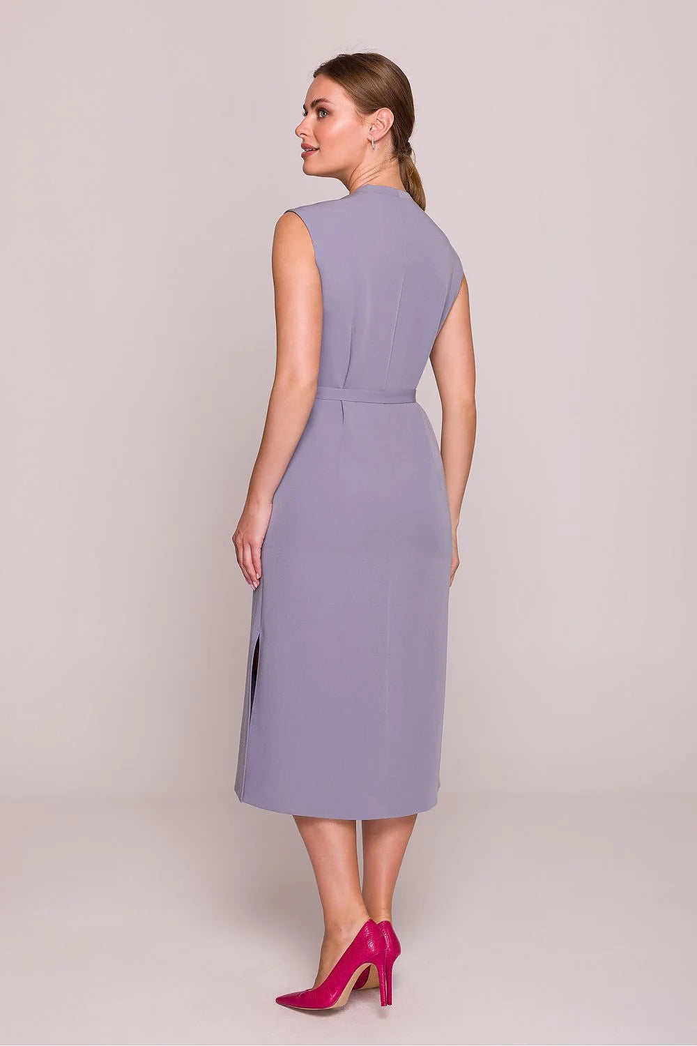 Robe de jour élégante midi sans manches en V col montant tissu fluide couleur lavande occasion professionnelle ou sortie élégante femme