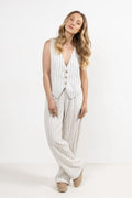 costume femme élégant lin blanc rayures fines veste sans manches col V profond cintrée pantalons larges boutons bois naturel respirant