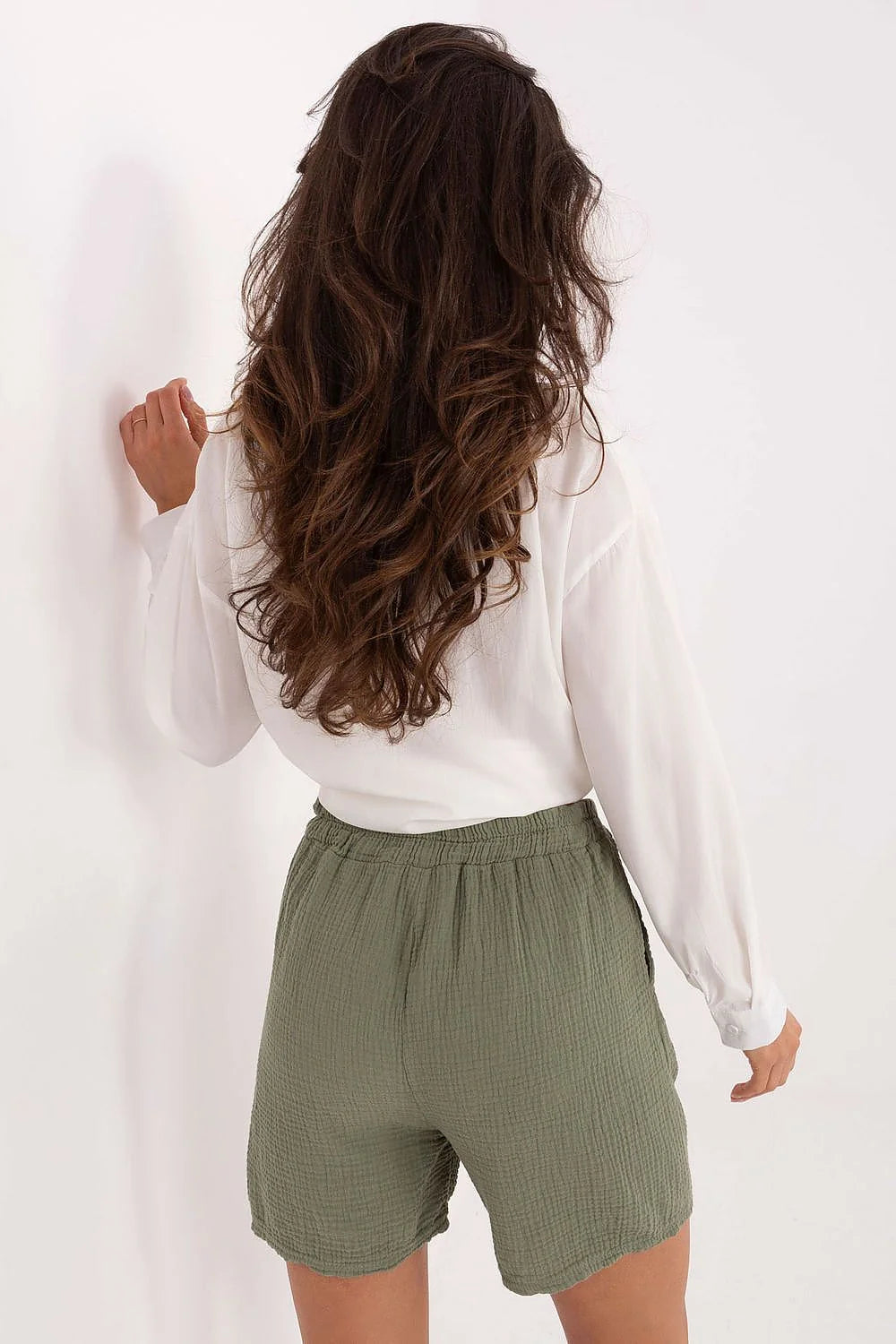 shorts femme mousseline coton léger respirant kaki taille haute jambes larges ceinture nouer poches latérales mi cuisse