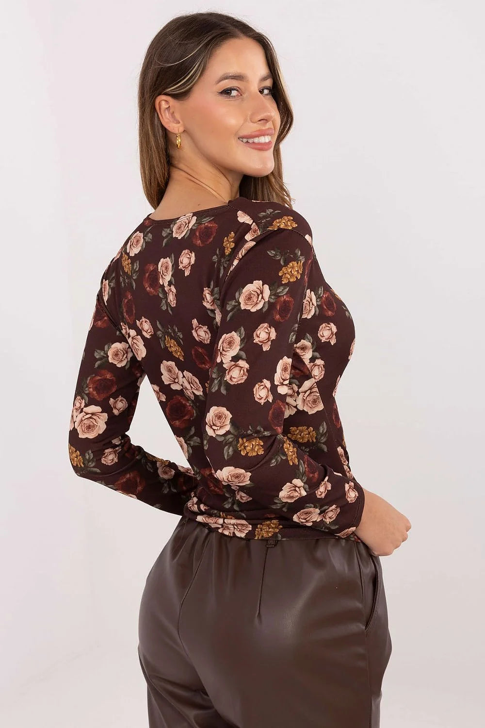 blouse femme ajustée viscose extensible imprimé floral bordeaux col drapé asymétrique boucle écaille épaule plis broche métallique manches longues automne