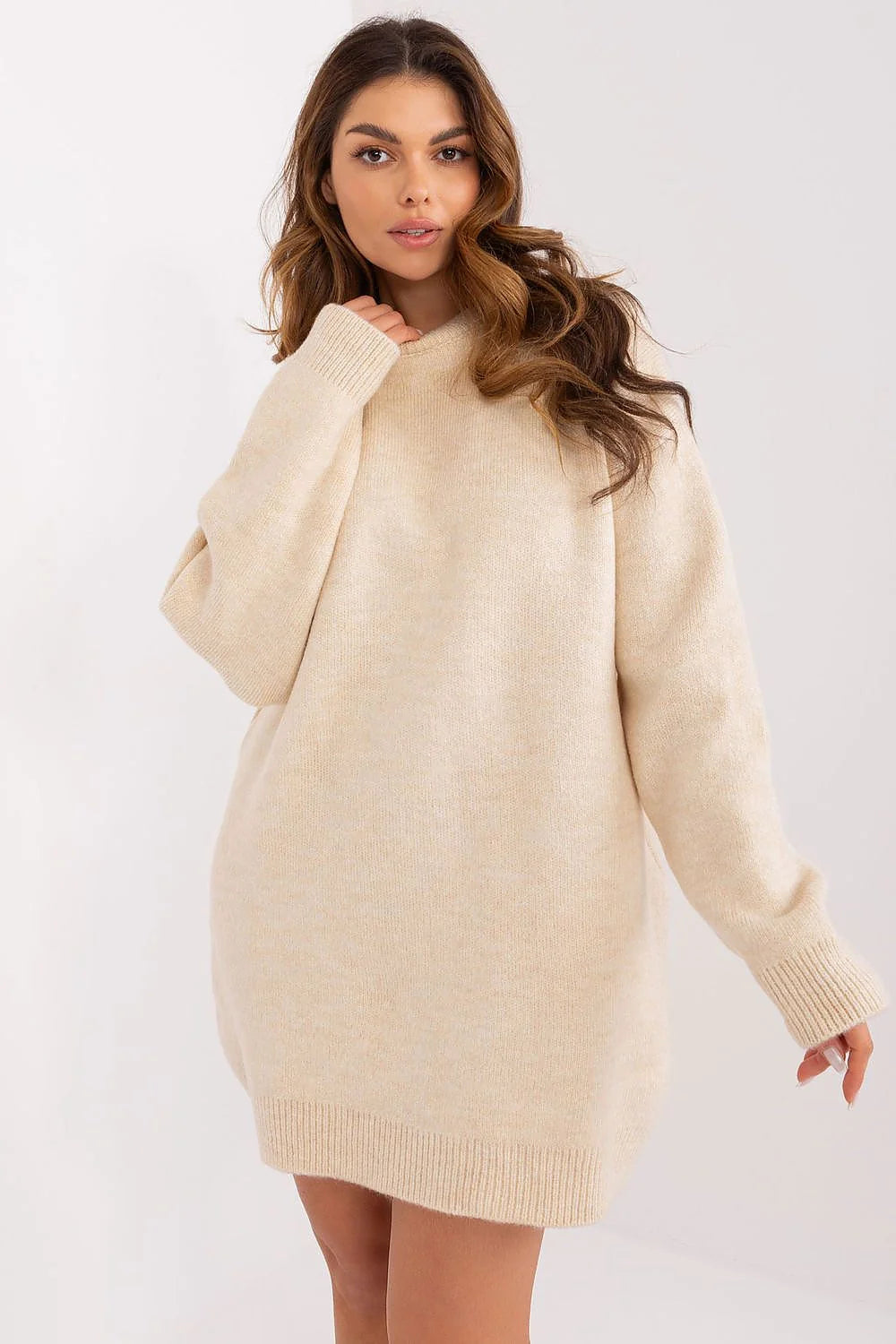 Pull long robe sweater femme style minimaliste couleur beige maille douce manches longues col rond
