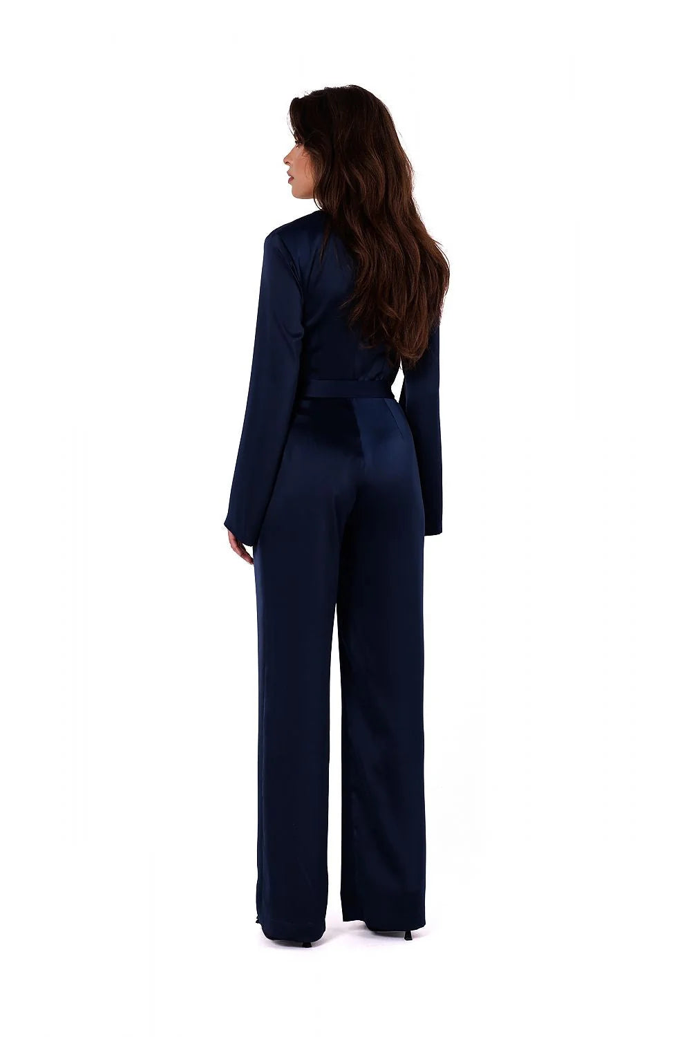 combinaison satinée bleu marine manches longues kimono encolure V ceinture nouée taille cintrée pantalon palazzo large fluide brillante élégante sophistiquée