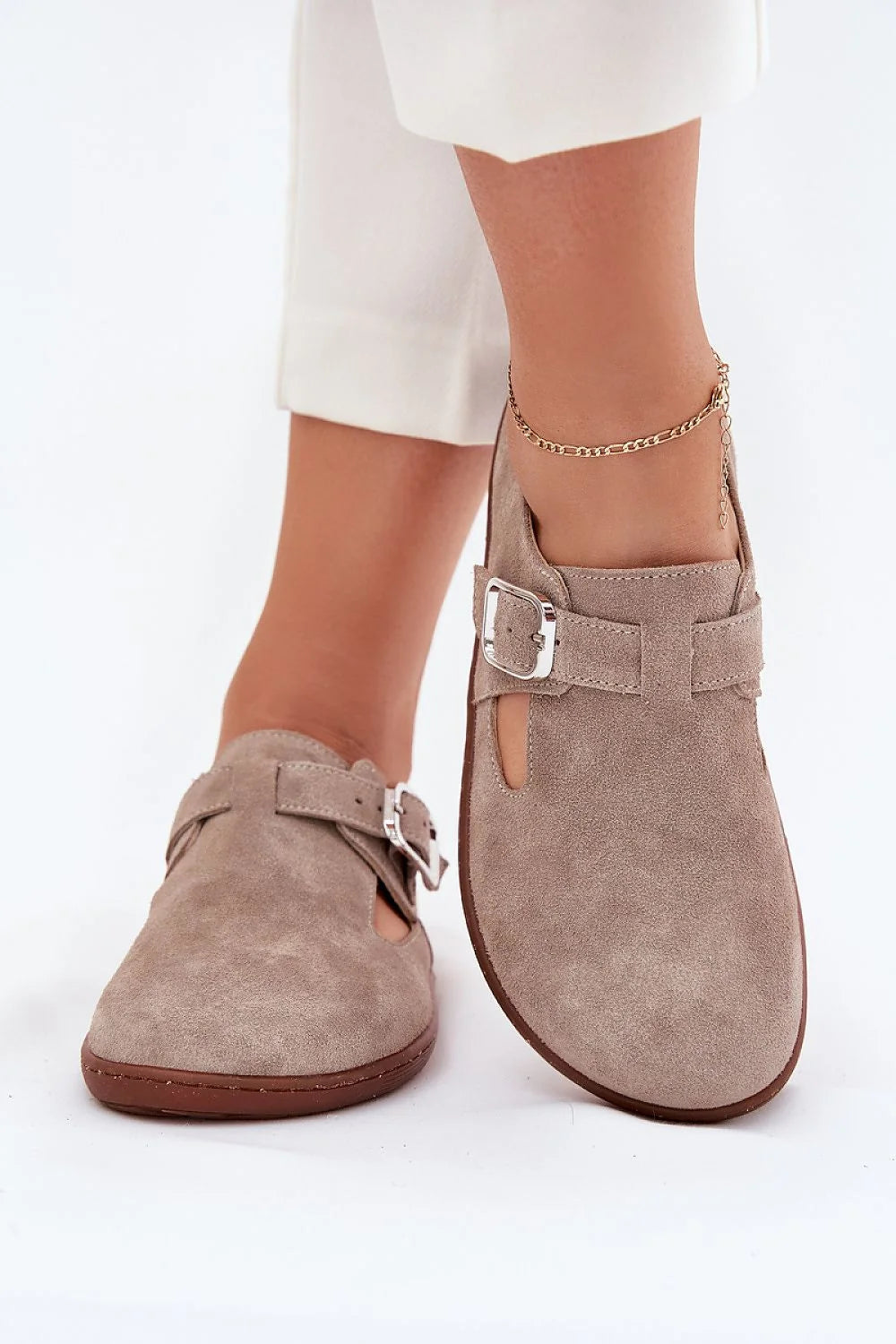 chaussures basses femmes daim taupe clair suédé mocassins bride réglable boucle argentée bout arrondi découpes latérales semelle gomme marron confortable