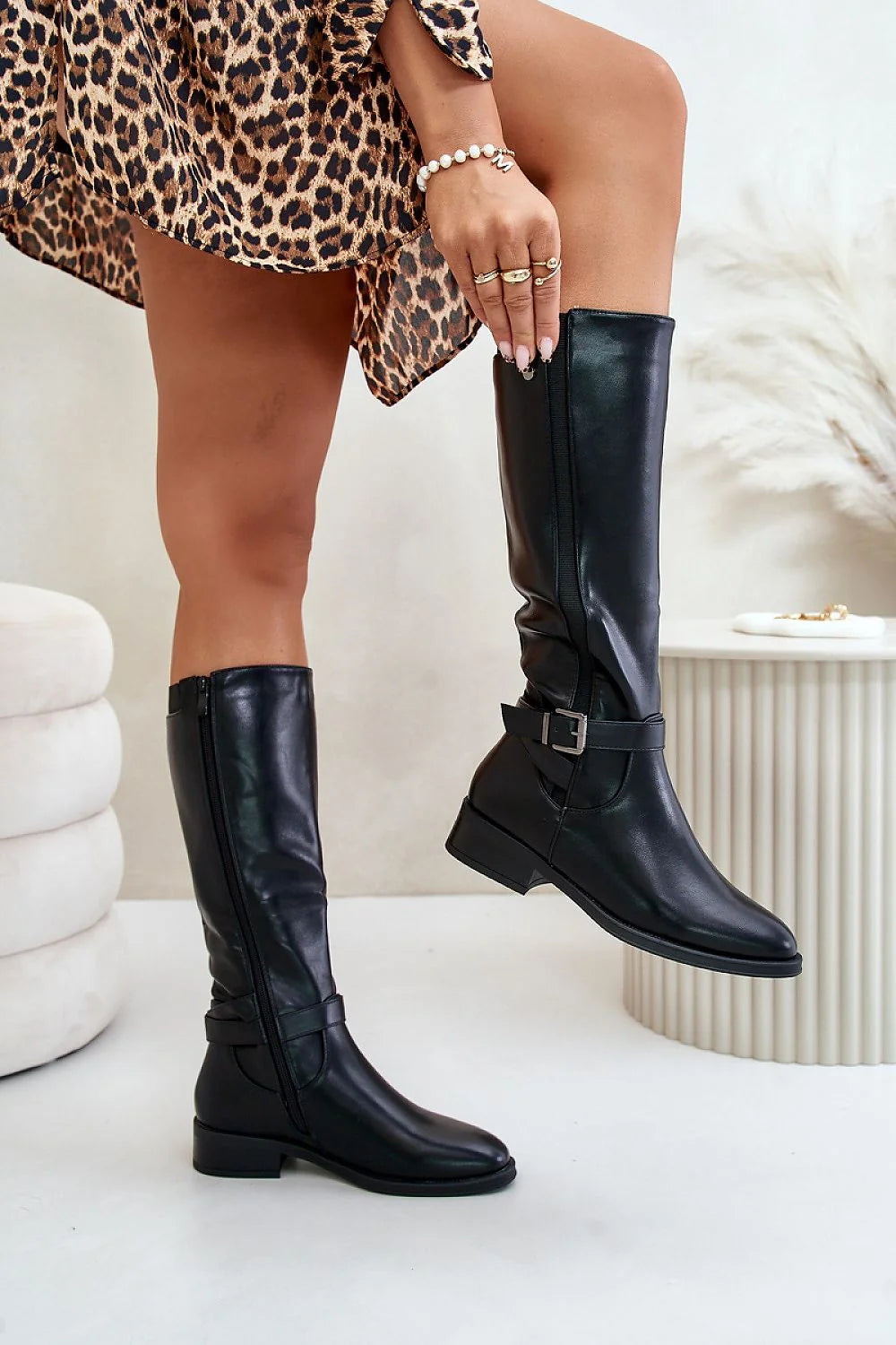 Bottes cuissardes élégantes pour femmes, cuir écologique, talon plat, style intemporel, fermeture éclair, sangle décorative, hauteur genou, confort quotidien