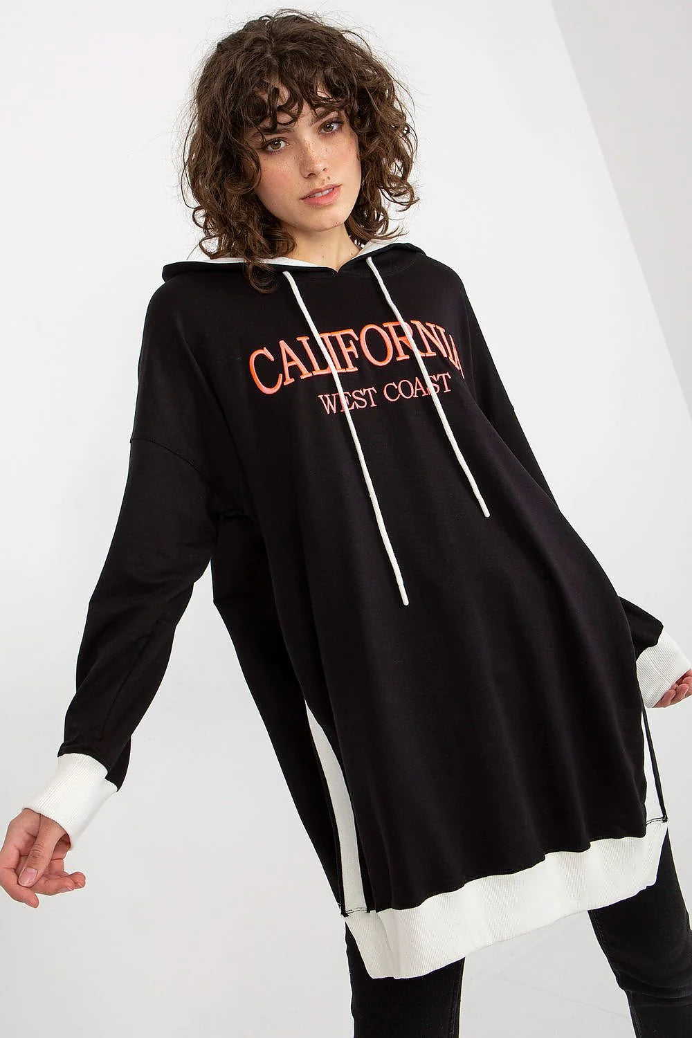 Sweatshirt femme style casual moderne oversize longueur california west coast coton polyester élasthanne noir blanc rouge