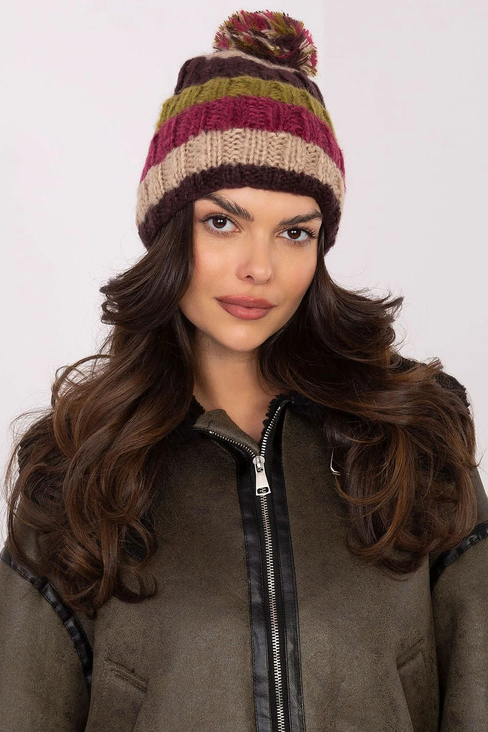 bonnet hiver tricoté multicolore pompon volumineux maille épaisse côtelée rayures bordeaux kaki beige bord replié taille unique chaud confortable