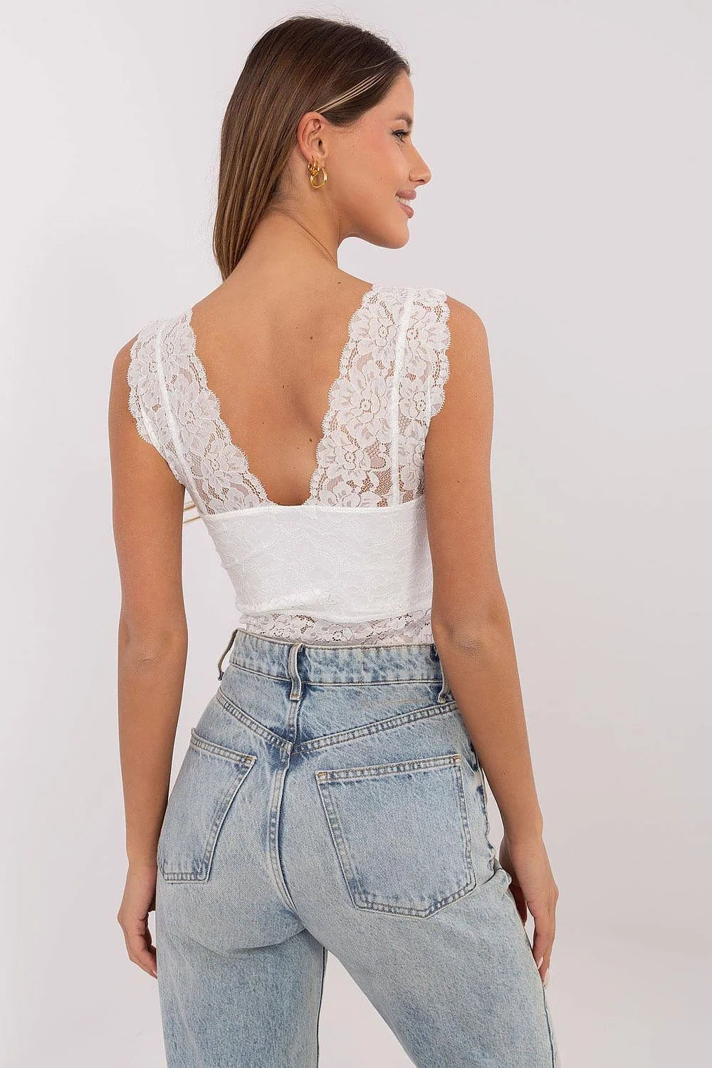 Crop top féminin en dentelle blanche à motifs floraux, style crop ajusté, encolure en V, finitions en dentelle, polyvalent pour tenues décontractées ou habillées, femme