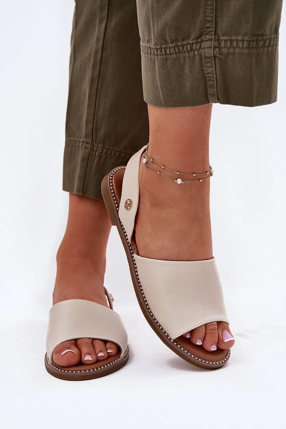 Sandales femmes cuir artificiel écolo moderne talon plat 1.5 cm ouvertes motif perlé beige style élégant été