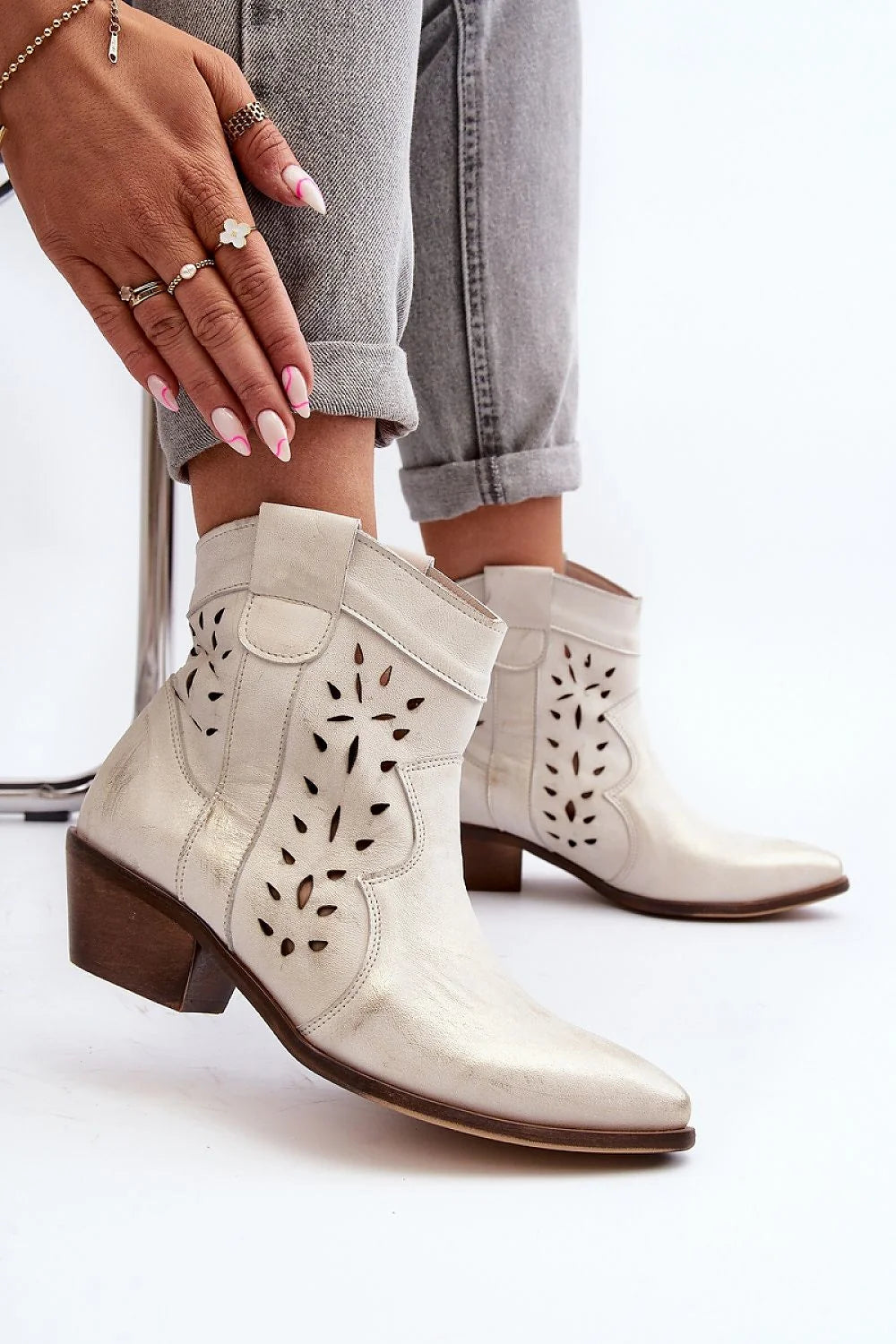 Bottes élégantes pour femme en cuir naturel beige crème, design moderne avec motifs floraux laser, talon moyen, tige 13 cm, slip-on, idéales pour look décontracté ou habillé