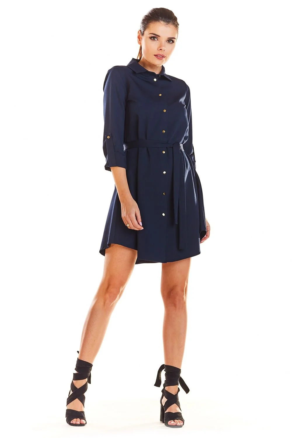 robe chemise courte bleu roi fluide évasée col classique boutonnage manches retroussées ceinture nouée taille ajustée ourlet asymétrique dos boutons