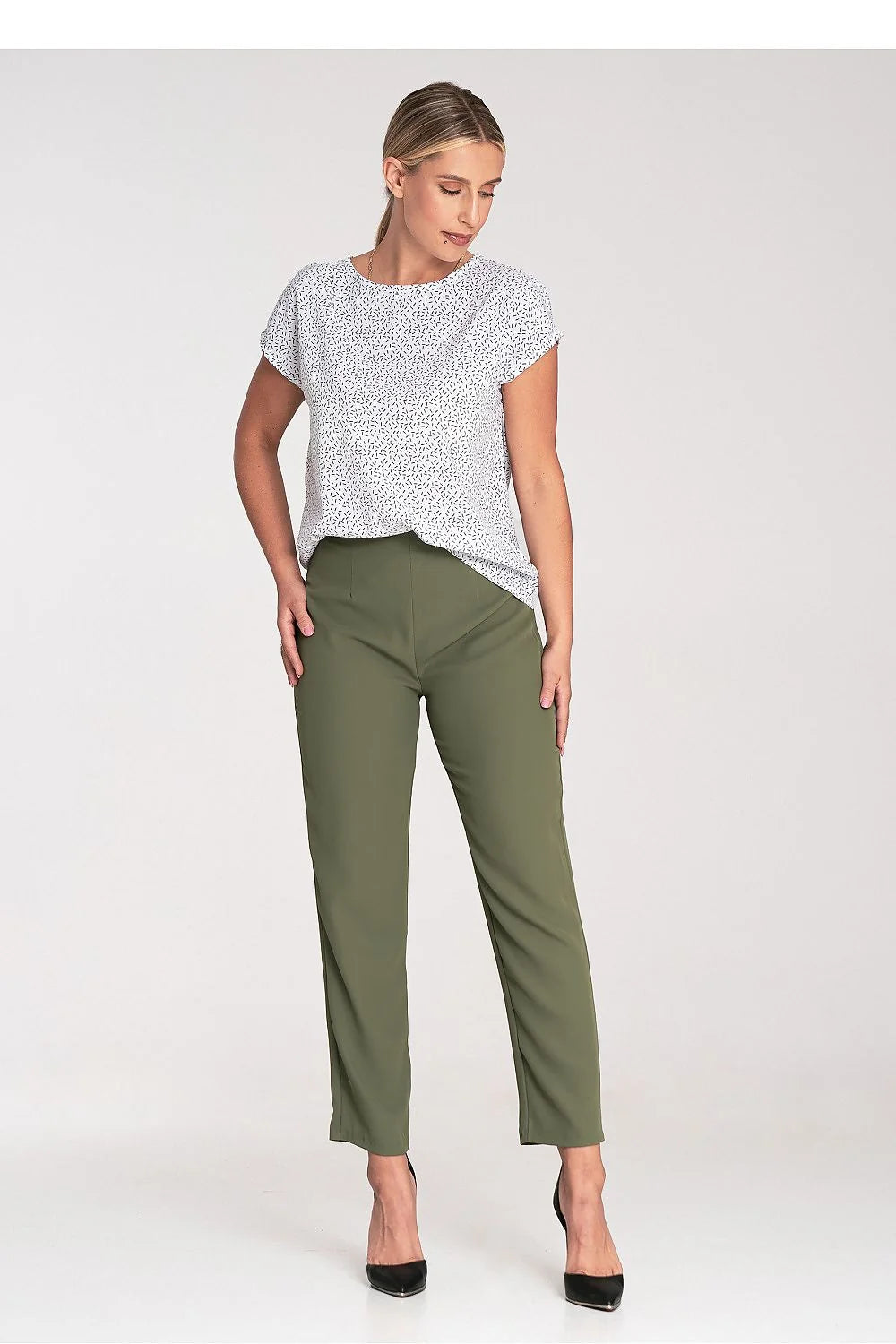 Tenue féminine chemisier et pantalon motif abstrait blanc noir vert olive femme style décontracté chic coupe droite