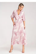 Robe élégante longue manches trois-quarts décolleté V croisé motif zigzag rose et blanc tissu léger ceinture assortie femme