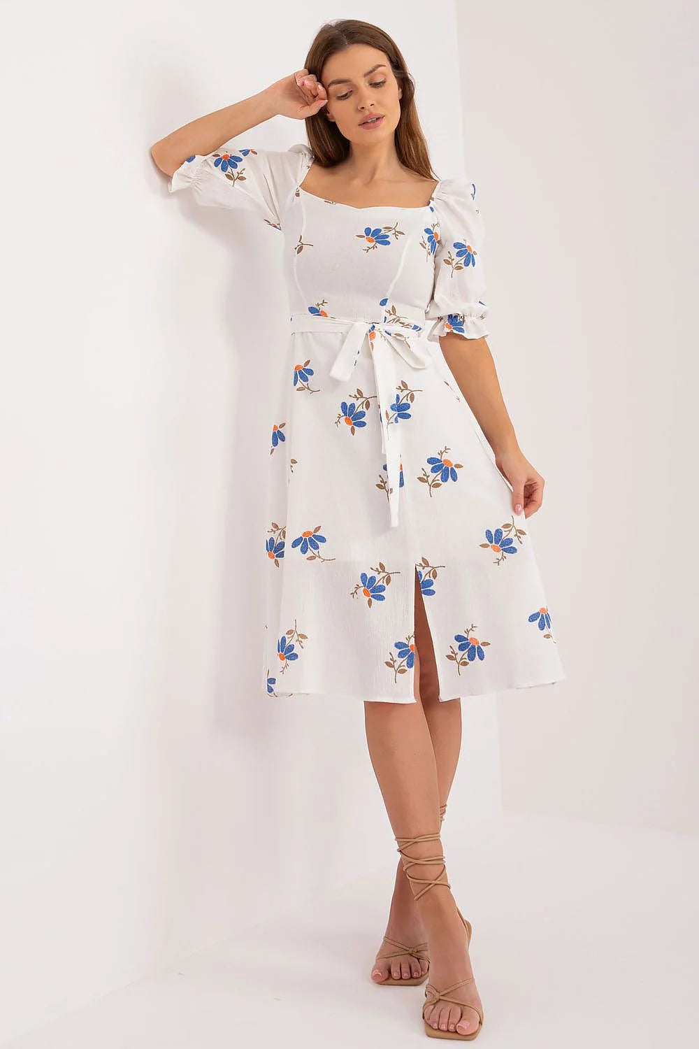 Robe de jour Lakerta mid-length été coupe évasée décolleté carré manches mi-longues motifs floraux coton blanc orange bleu ceinture tissu respirant femmes